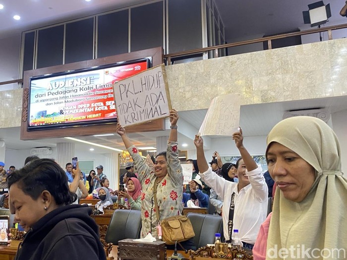 Pedagang kaki lima Jalan Hasanuddin dan Jalan Madukoro berdemo di Kantor DPRD Kota Semarang, Rabu (21/5/2025).