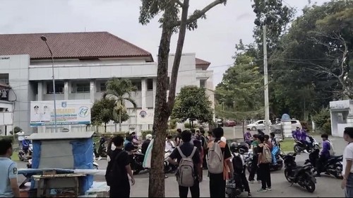 Pelajar diduga terlibat tawuran di Taman Kota Giri Menang, Kecamatan Gerung, Lombok Barat, NTB, Rabu (21/5/2025). (Tangkapan layar video)
