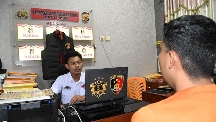 Pelaku penggelapan uang di toko ponsel di Aceh Timur saat diinterogasi. (Dok Polres Aceh Timur)