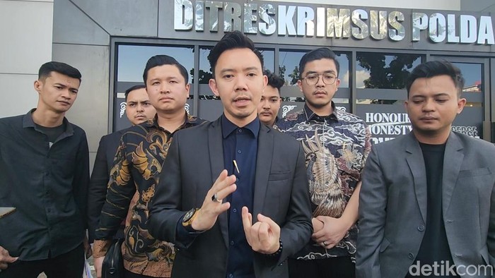 Pelapor, Ryan Gumay.saat hadir dalam gelar perkara kasus konten rendang Willie Salim.