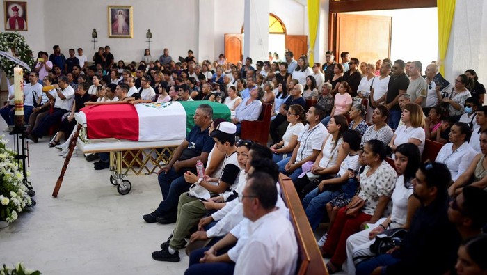 Pemakaman Cadet Mexico Korban Tabrakan Kapal di Jembatan Brooklyn People carry the flagged-draped coffin of America Sanchez, a cadet who died when the Mexican Navy ship Cuauhtemoc crashed into the Brooklyn Bridge in New York City, after her funeral Mass at a church in Xalapa, Mexico, May 20, 2025. REUTERS/Oscar Martinez
