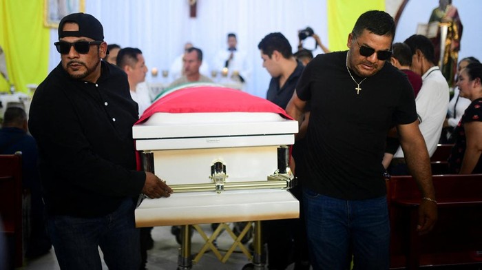 Pemakaman Cadet Mexico Korban Tabrakan Kapal di Jembatan Brooklyn People carry the flagged-draped coffin of America Sanchez, a cadet who died when the Mexican Navy ship Cuauhtemoc crashed into the Brooklyn Bridge in New York City, after her funeral Mass at a church in Xalapa, Mexico, May 20, 2025. REUTERS/Oscar Martinez