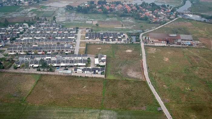 Pemerintah Tambah Luas Lahan Sawah Dilindungi untuk Cegah Alih Fungsi Foto udara kompleks perumahan di antara area persawahan di Sepatan, Kabupaten Tangerang, Banten, Rabu (21/5/2025). Menteri Koordinator Pangan Zulkifli Hasan mengatakan pemerintah akan menambah luas lahan sawah dilindungi dari delapan menjadi 20 provinsi atau sebelumnya total luas lahan 3.836.944 hektare ditambah 2.751.651 hektare untuk mengatasi alih fungsi lahan dan menjaga ketahanan pangan nasional melalui revisi Perpres Nomor 59 tahun 2019 terkait alih fungsi lahan sawah. ANTARA FOTO/Putra M. Akbar
