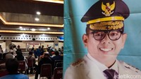 Warga mengurus pajak kendaraan di kantor Samsat Ciputat, Tangerang Selatan, Banten, Rabu (21/5/2025). Gubernur Banten Andra Soni mengaku mendapat aspirasi untuk memperpanjang masa pemutihan pajak kendaraan bermotor. Ia pun menyatakan sedang mengkaji hal tersebut dengan serius.