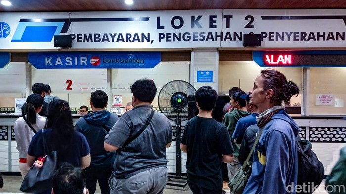 Warga mengurus pajak kendaraan di kantor Samsat Ciputat, Tangerang Selatan, Banten, Rabu (21/5/2025). Gubernur Banten Andra Soni mengaku mendapat aspirasi untuk memperpanjang masa pemutihan pajak kendaraan bermotor. Ia pun menyatakan sedang mengkaji hal tersebut dengan serius.