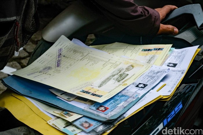 Warga mengurus pajak kendaraan di kantor Samsat Ciputat, Tangerang Selatan, Banten, Rabu (21/5/2025). Gubernur Banten Andra Soni mengaku mendapat aspirasi untuk memperpanjang masa pemutihan pajak kendaraan bermotor. Ia pun menyatakan sedang mengkaji hal tersebut dengan serius.