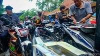 Pemutihan pajak kendaraan ini sebaiknya dimanfaatkan, khususnya buat kamu yang kemarin-kemarin sempat menunggak. Soalnya tak cuma denda keterlambatan yang dihapus, tunggakan pokok pajak tahun-tahun sebelumnya juga diampuni dalam program pemutihan ini. Dengan adanya pemutihan ini, pemilik kendaraan tinggal membayar pajak tahun berjalan (2025). Denda dan pokok pajak tahun-tahun sebelumnya dibebaskan.