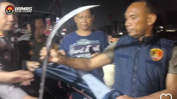 Penampakan Celurit Panjang 1 Meter Lebih