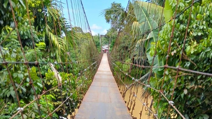 Penampakan jembatan gantung di Desa Limbur Merangin, Merangin, Jambi, yang viral saat guru bergantung di tali seling sudah bisa dilewati