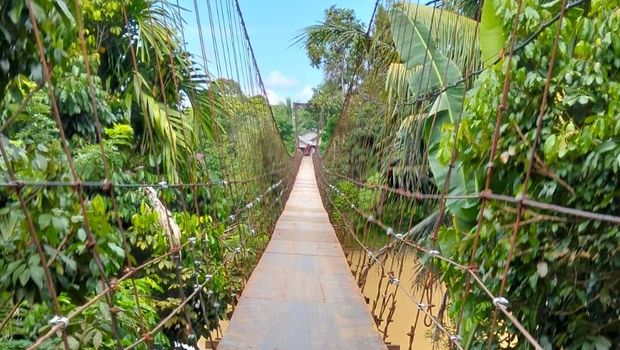 Penampakan jembatan gantung di Desa Limbur Merangin, Merangin, Jambi, yang viral saat guru bergantung di tali seling sudah bisa dilewati