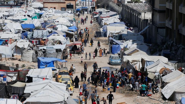 Palestinians displaced by the Israeli military offensive, shelter in tents, in Gaza City, May 20, 2025. REUTERS/Mahmoud Issa