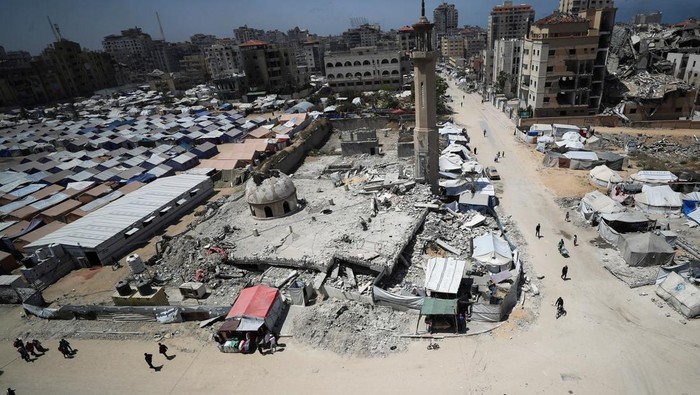 Palestinians displaced by the Israeli military offensive, shelter in tents, in Gaza City, May 20, 2025. REUTERS/Mahmoud Issa