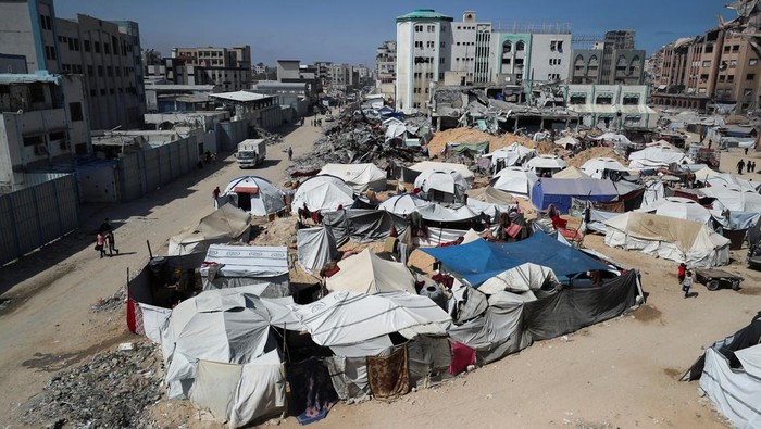 Palestinians displaced by the Israeli military offensive, shelter in tents, in Gaza City, May 20, 2025. REUTERS/Mahmoud Issa