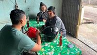 Polisi juga melakukan penangkapan tersangka KA di Jawa Barat selaku member dan kontributor aktif FB Suka Duka. Pelaku ditangkap di sebuah warung.(Dok. ist)