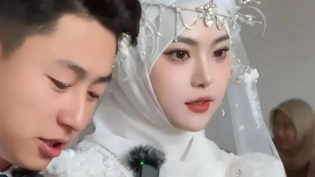 Pengantin hijab viral, kecantikannya dikira buatan AI.