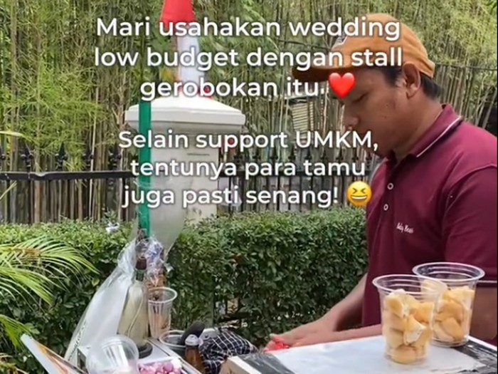 Pengantin ini menyediakan aneka jajanan gerobak di acara pernikahan, bisa menjadi inspirasi.