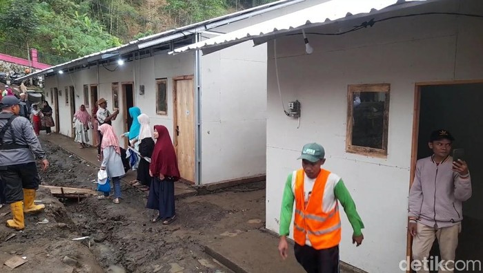 Pengungsi bencana tanah gerak Sirampog, Brebes, mulai menghuni hunian sementara, Rabu (21/5/2025).