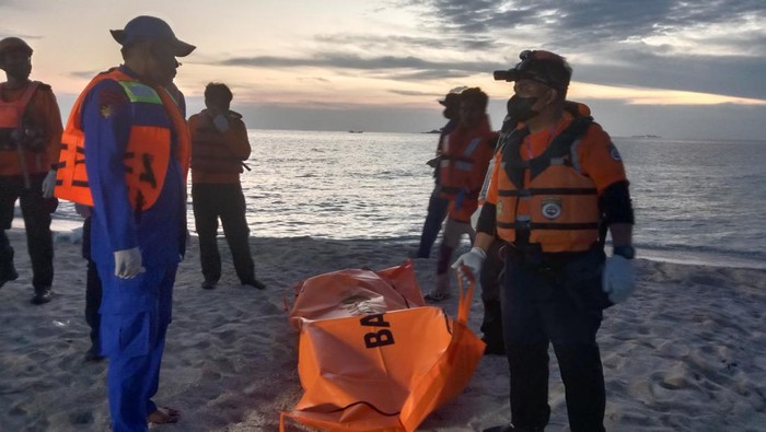 Penumpang Kapal Pelni KM Tidar bernama Eryks E Dillak (41) yang diduga melompat ke laut saat kapal hendak sandar di Pelabuhan Soekarno Hatta Makassar, Sulawesi Selatan (Sulsel) ditemukan tewas.