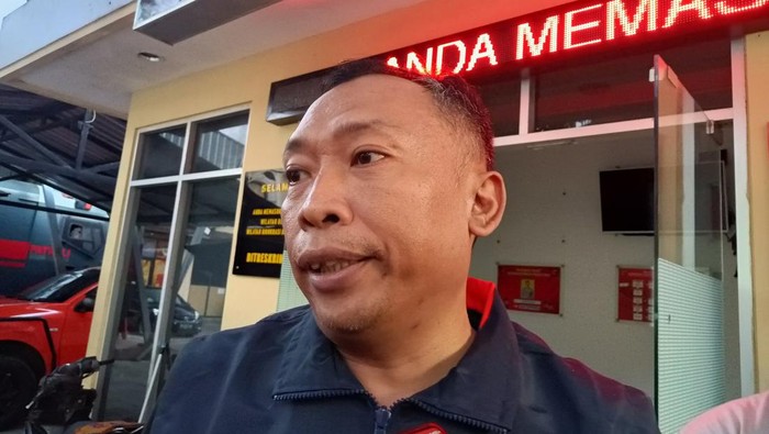 Perwakilan Koalisi Stop Kekerasan Seksual NTB, Joko Jumadi, memberikan keterangan pers saat mendampingi korban kekerasan seksual dari dosen UIN Mataram di Polda NTB, Rabu (21/5/2025). (Abdurrasyid Efendi/detikBali)