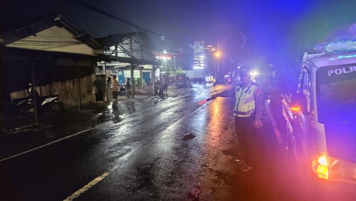 Petugas unit Gakkum Satlantas Polresta Magelang saat berada di lokasi kejadian kecelakaan di kawasan Tegalrejo, Kabupaten Magelang, Rabu (21/5/2025).