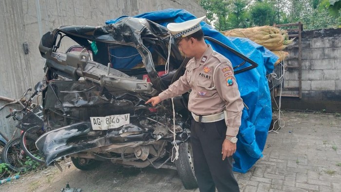 Pikap dan truk terlibat kecelakaan tewaskan balita di Sidoarjo.