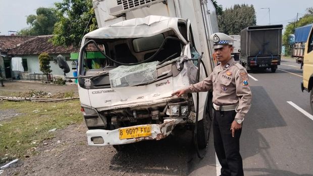 Pikap dan truk terlibat kecelakaan tewaskan balita di Sidoarjo.