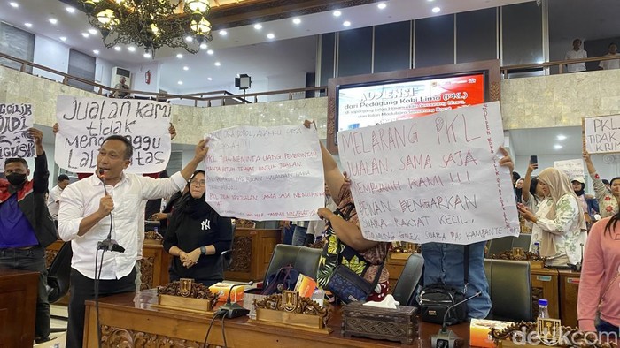 Para pedagang kaki lima Jalan Hasanuddin, Kecamatan Semarang Utara dan Jalan Madukoro, Kecamatan Semarang Barat, audiensi dengan Pemkot Semarang dan Komisi B DPRD Kota Semarang di Kantor DPRD Kota Semarang, Rabu (21/5/2025).