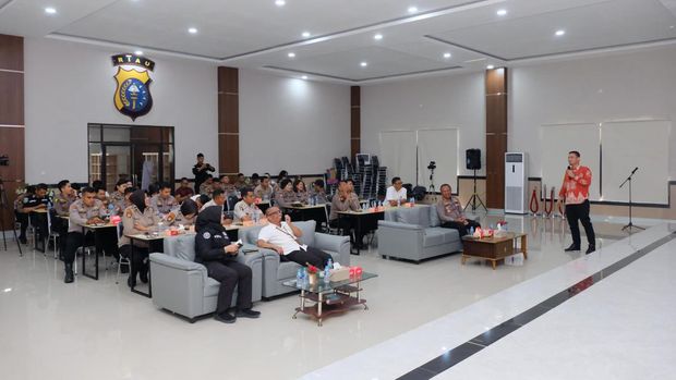 Polda Riau menggelar pelatihan bagi personel PPID Bidang Humas.