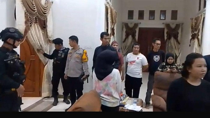 Polisi mendatangi lokasi ART Ketua DPRD Pinrang ditemukan tewas dalam rumah.