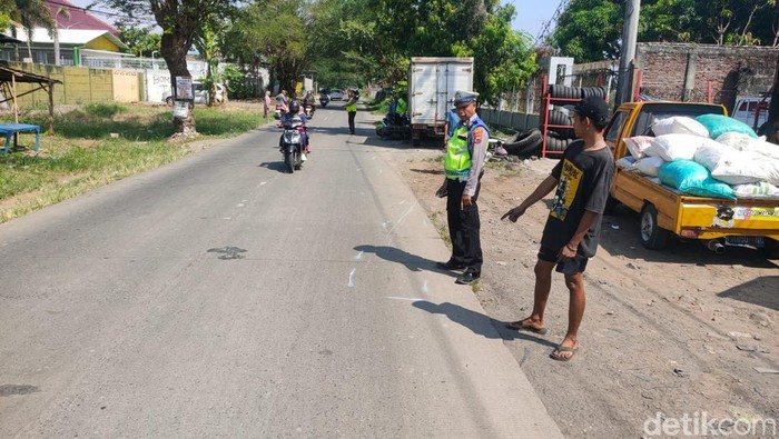 Polisi olah TKP di lokasi kecelakaan truk boks vs 2 motor di jalan alternatif Gemuh-Weleri, Kecamatan Gemuh, Kendal, Rabu (21/05/2025).