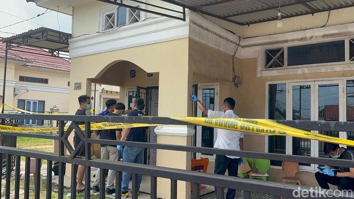 Polisi olah TKP di rumah Aipda Hendra, anggota polisi Jambi yang tewas membusuk di rumahnnya