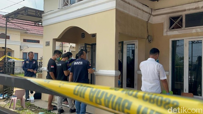 Polisi olah TKP di rumah Aipda Hendra, anggota polisi Jambi yang tewas membusuk di rumahnnya