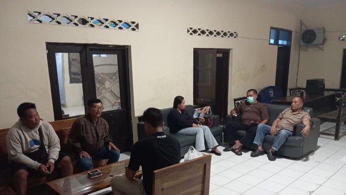 Polisi saat melakukan mediasi kasus dugaan penculikan di Malang