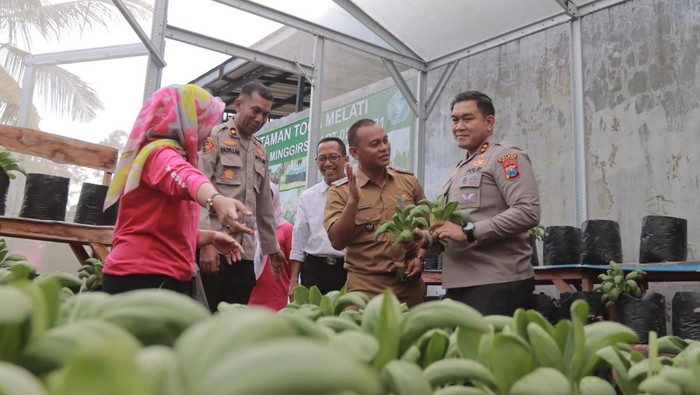 Kapolres Blitar AKBP Arif mengunjungi program ketahanan pangan warga Minggirsari