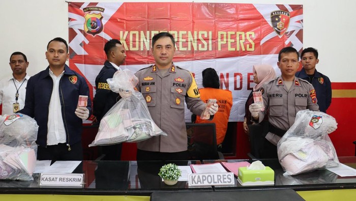Polres Ende menetapkan mantan bendahara RSUD Ende, FM, sebagai tersangka dugaan penggelapan uang Rp 1,9 miliar. (Foto: Dok Polres Ende)