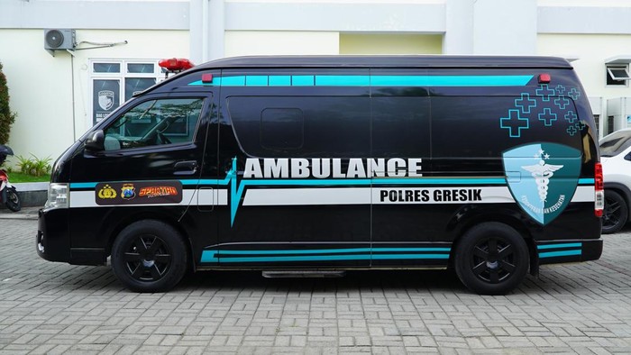 Polres Gresik meluncurkan layanan ambulans gratis untuk masyarakat