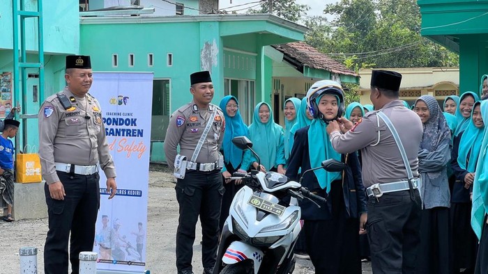 Coaching Clinic Pondok Pesantren Road Safety digelar di Pondok Pesantren Sabilil Huda, Desa Bukaan, Kepung, Kediri