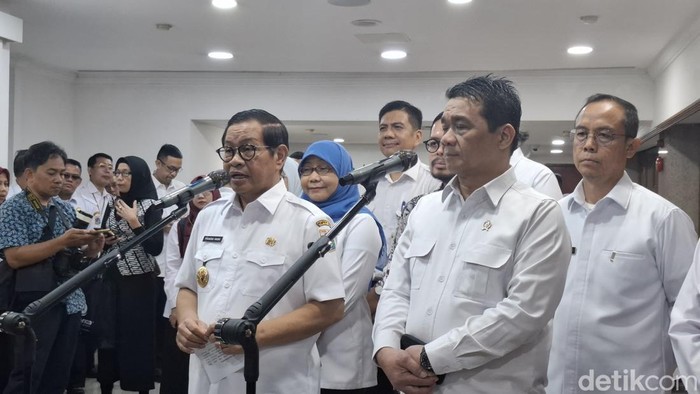 Pramono saat memberi sambutan dalam acara Percepatan Pembentukan Koperasi Kelurahan Merah Putih Provinsi DKI Jakarta yang digelar di Balai Kota Jakarta pada Rabu (21/5/2025).