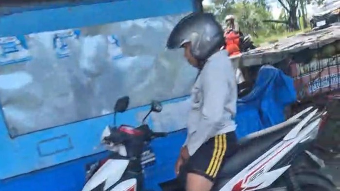 Pria terekam kamera saat memperlihatkan alat kelaminnya ke mahasiswi yang melintas di depan Kampus UMI Makassar.