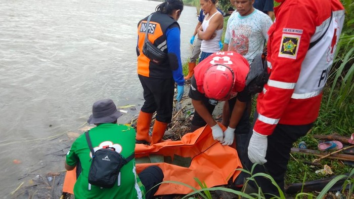 Proses evakuasi mayat bayi perempuan di Sungai Progo, Lendah, Kulon Progo, Rabu (21/5/2025).