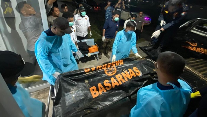 Proses identifikasi jenazah korban banjir bandang dan longsor di Pegunungan Arfak.