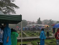 Video: Suasana Pemakaman Suami Najwa Shihab di TPU Jeruk Purut