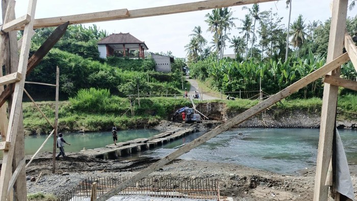 Proses pembangunan jembatan gantung di atas Sungai Yehembang, Kecamatan Mendoyo, Jembrana, Bali, Rabu (21/5/2025). (I Putu Adi Budiastrawan/detikBali)