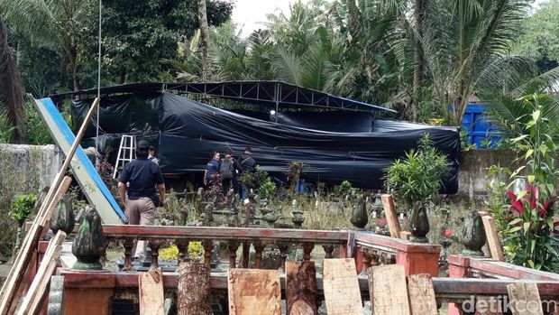 Proses pembongkaran makam atau ekshumasi di Dusun Mranggen, Desa Mranggen, Kecamatan Srumbung, Kabupaten Magelang, Rabu (21/5/2025).