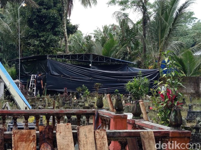 Proses pembongkaran makam atau ekshumasi di Dusun Mranggen, Desa Mranggen, Kecamatan Srumbung, Kabupaten Magelang, Rabu (21/5/2025).