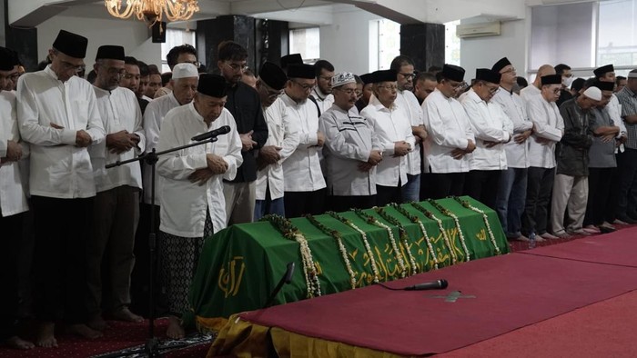 Quraish Shihab ayah dari Najwa Shihab saat mensalatkan jenazah suami Najwa Shihab, Ibrahim Sjarief bin Husein Ibrahim Assegaf