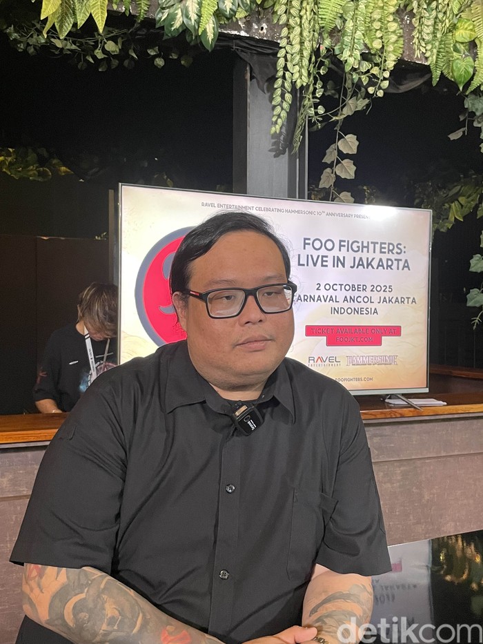 Ravel Junardy Ravel Junardy, CEO Ravel Entertainment, saat konferensi pers konser Foo Fighters Jakarta di kawasan Kebayoran, Jakarta Selatan, Selasa (20/5/2025).