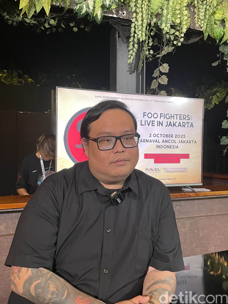 Ravel Junardy, CEO Ravel Entertainment, saat konferensi pers konser Foo Fighters Jakarta di kawasan Kebayoran, Jakarta Selatan, Selasa (20/5/2025).