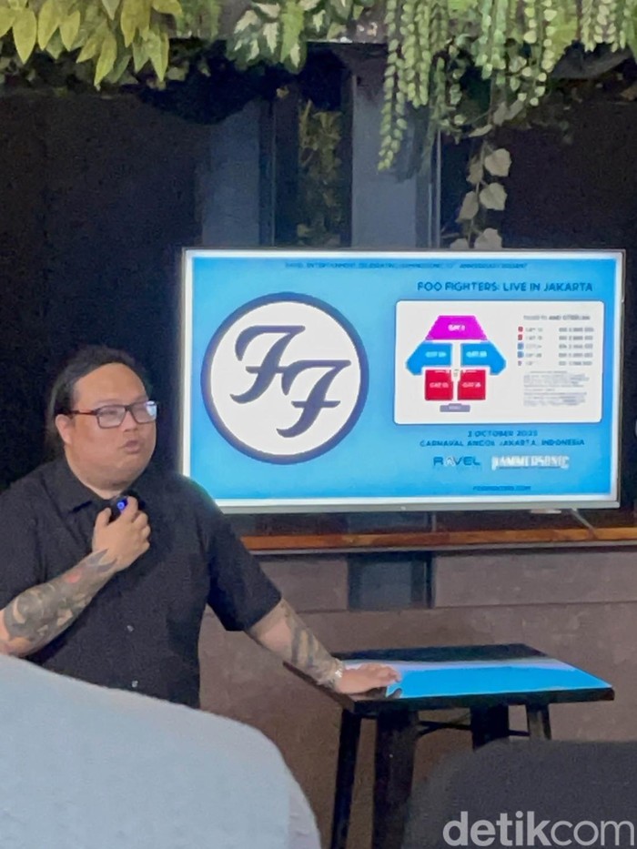 Ravel Junardy, CEO Ravel Entertainment, saat konferensi pers konser Foo Fighters Jakarta di kawasan Kebayoran, Jakarta Selatan, Selasa (20/5/2025).