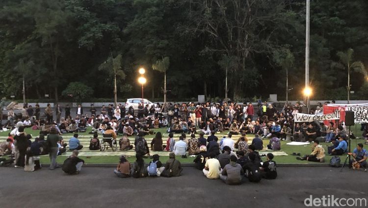 Potret Massa Mahasiswa UGM Kejar Mobil Rektor Usai Diskusi Ditutup